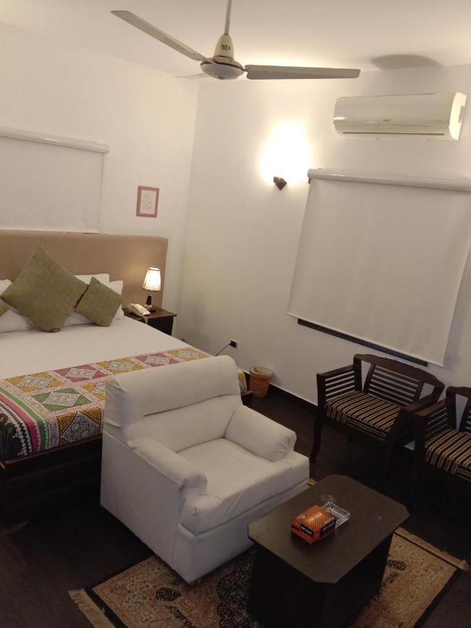 Hilton Bayview Lnn Hotel Karachi Buitenkant foto