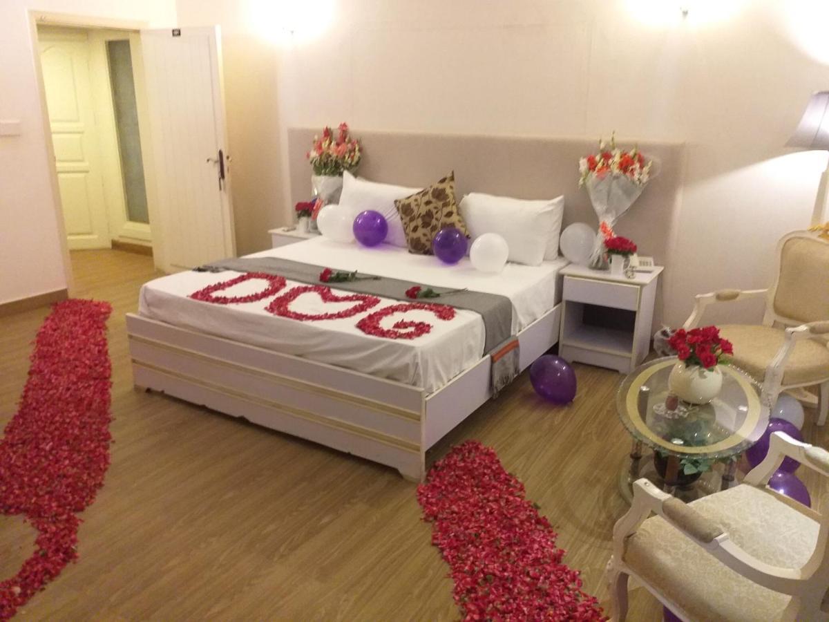 Hilton Bayview Lnn Hotel Karachi Buitenkant foto