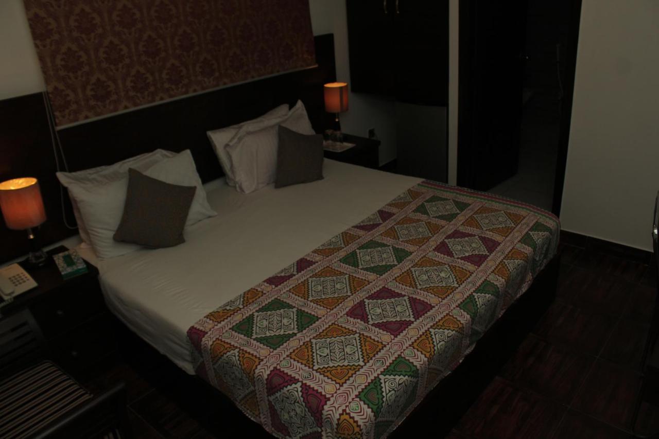 Hilton Bayview Lnn Hotel Karachi Buitenkant foto