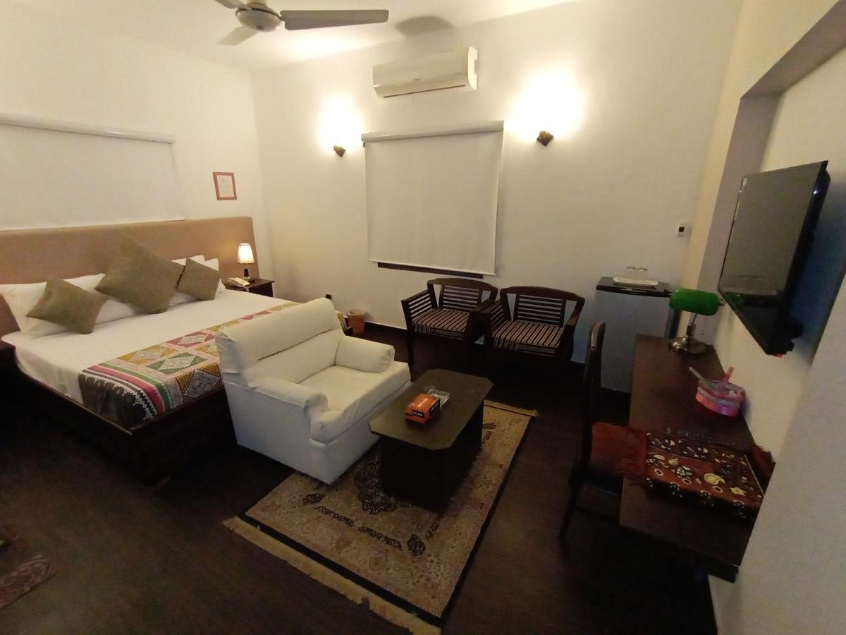 Hilton Bayview Lnn Hotel Karachi Buitenkant foto